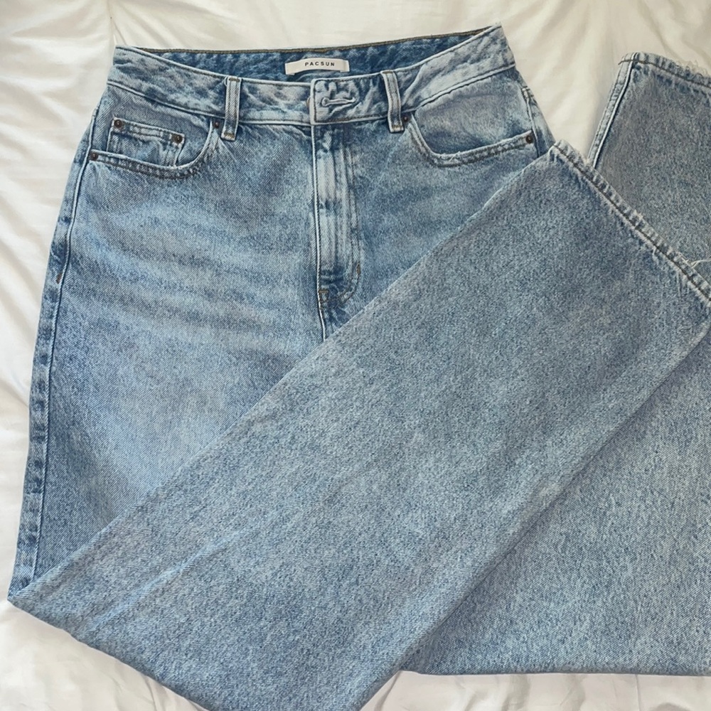 PacSun 90’s Boyfriend Jeans with butt rip! Size 28. Light wash.